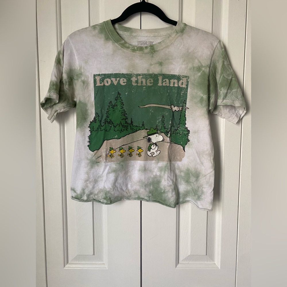 PEANUTS CROP GREEN AND WHITE TIE DYE TSHIRT - SIZE SMALL